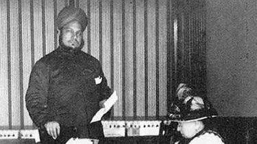 Zdjęcie uważane swego czasu za skandaliczne - postać Karima dominuje nad małą postacią Wiktorii