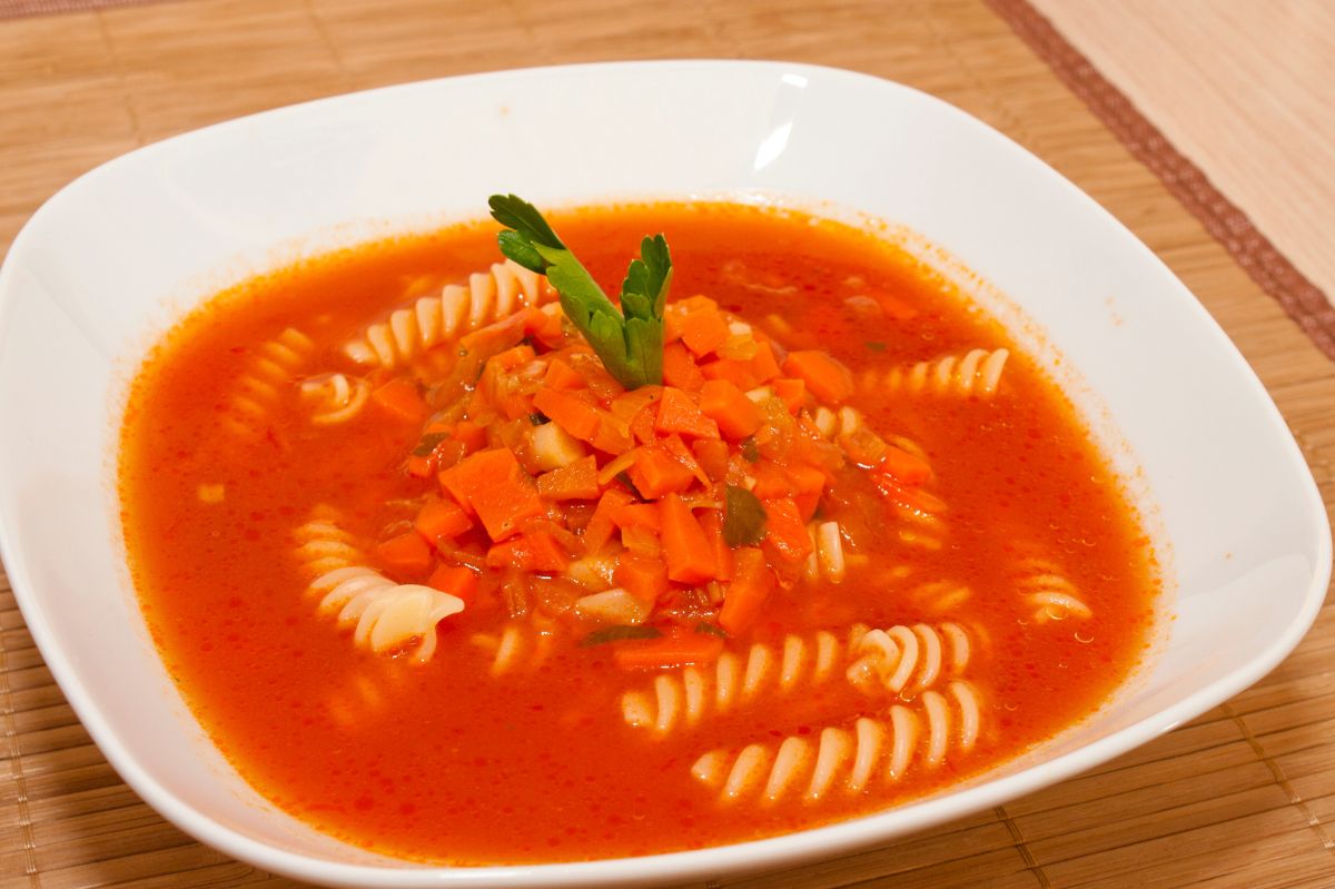 Dodaj do pomidorówki. Nawet zimą będzie smakować jak ze świeżych warzyw