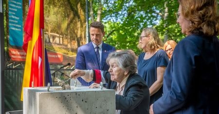 Warszawa. Na Woli powstanie Izba Pamięci. Wmurowano kamień węgielny