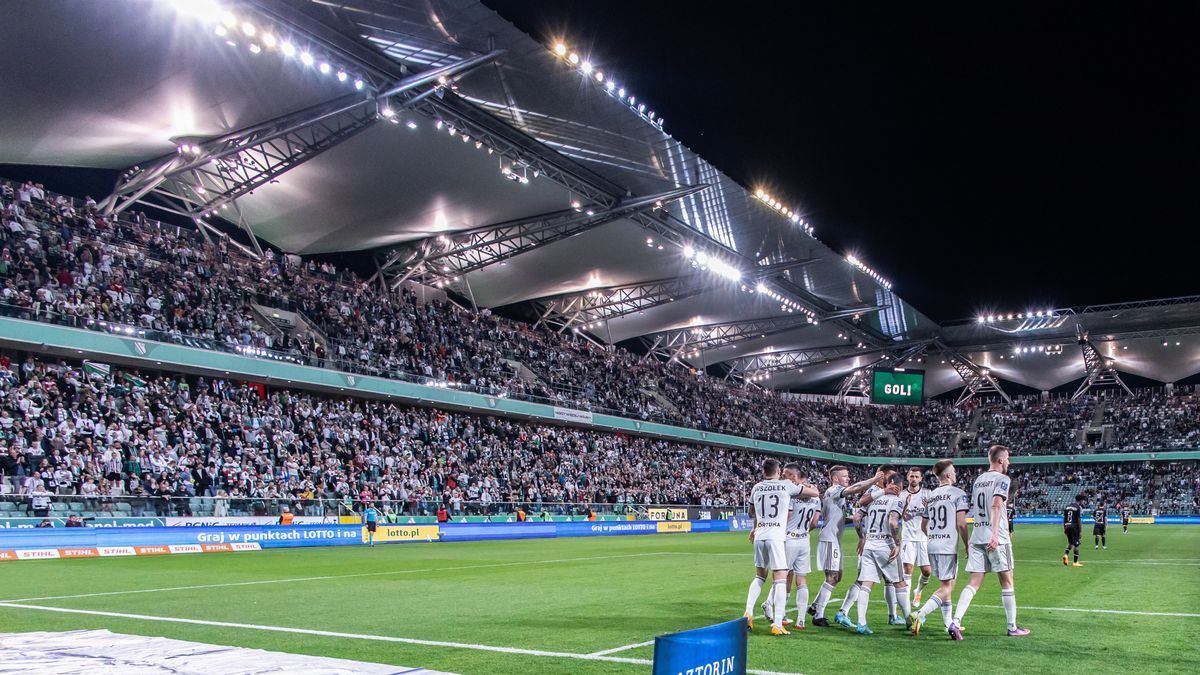 WARSAW, POLAND - 2022/05/06: Team of Legia celebrate a goal during the Polish PKO Ekstraklasa League match between Legia Warszawa and Gornik Zabrze at Marshal Jozef Pilsudski Legia Warsaw Municipal Stadium.Final score; Legia Warszawa 5:3 Gornik Zabrze. (Photo by Mikolaj Barbanell/SOPA Images/LightRocket via Getty Images)