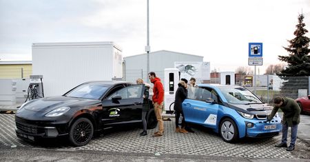 BMW i Porsche pokazały superszybką ładowarkę. 100 km w 3 minuty