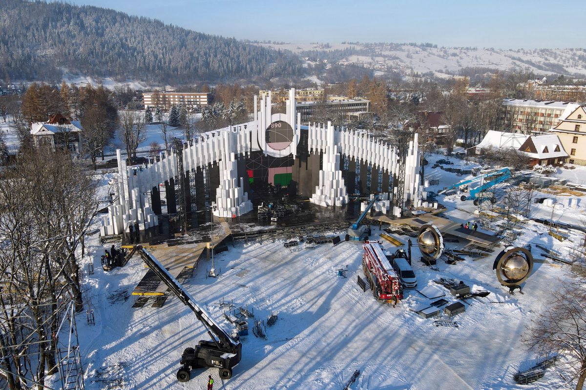 Budowa sceny na Równi Krupowej w Zakopanem przed Sylwestrem Marzeń 2022/2023