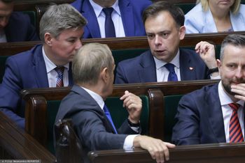 Minimalna emerytura przebije symboliczną barierę. Rząd odsłania karty