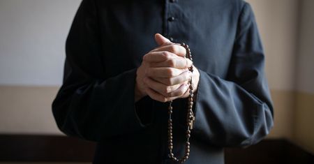 Były burmistrz ostrzega przed kontrowersyjnym księdzem. Kuria wysłała go gdzieś w Polskę