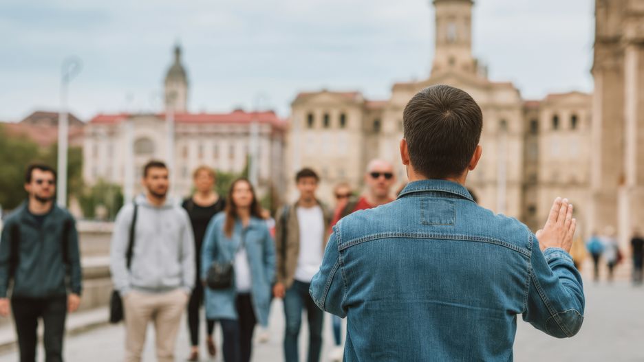 Turyści chętnie zwiedzają miasta w grupach z przewodnikami 