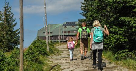 Polacy stawiają na "staycation". Krótki wypoczynek, blisko domu