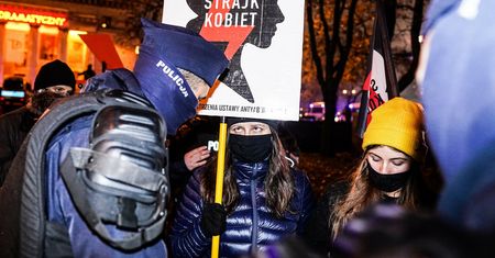Strajk Kobiet. Policja ściągnęła flagę Polski z błyskawicą. Jest śledztwo