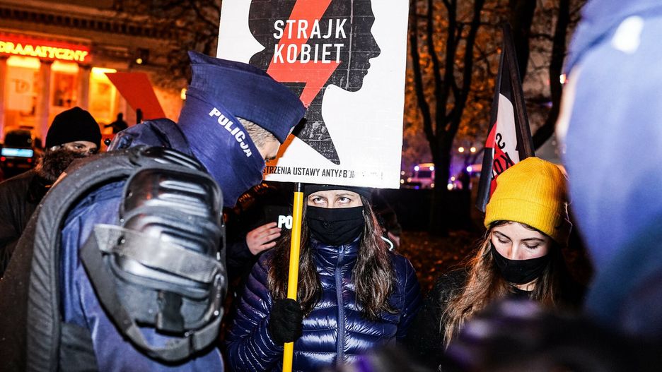 Strajk Kobiet. Policja ściągnęła flagę Polski z błyskawicą. Jest śledztwo (Zdjęcie ilustracyjne)