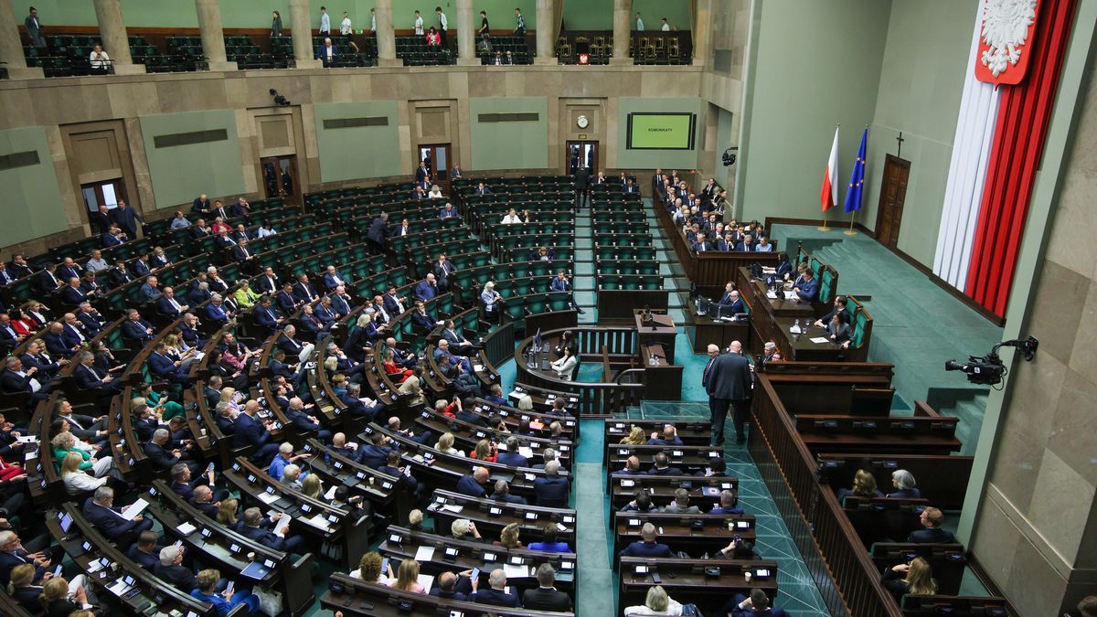 Puste ławy w Sejmie