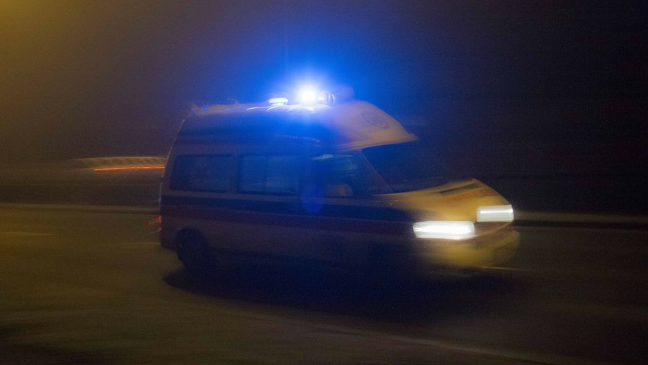 Mglisy i ?liski poranek w Poznaniu
Fot. Dawid Tatarkiewicz / East News. Poznan 19.12.2019. Po stosunkowo cieplych ostatnio dniach i nocach, dzisiejszy poranek przyniosl mgle, przygruntowe przymrozki i sliska nawierzchnie drog i chodnikow. N/z karetka na sygnale.
Dawid Tatarkiewicz