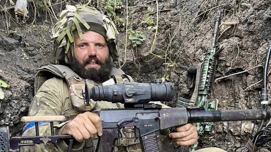 Ukraiński spadochroniarz ze zdobycznym WSS-M Wintorez.