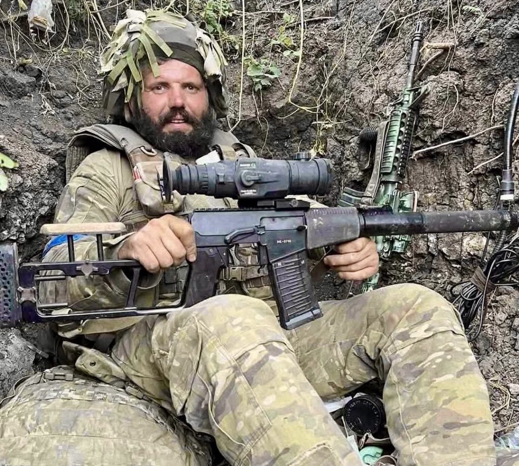 Ukrainian paratrooper with a captured WSS-M Vintorez.