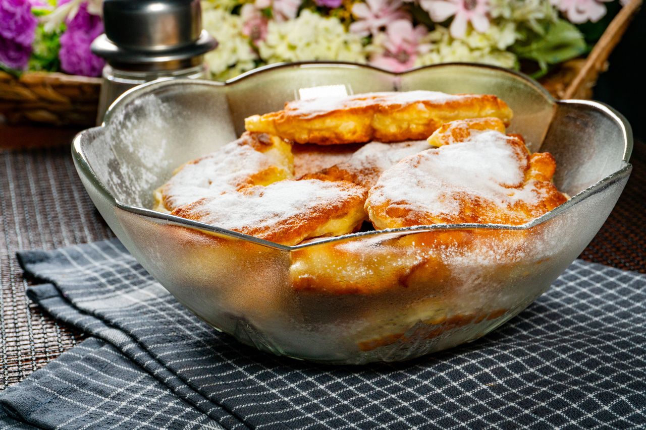 Wyborne jabłka w cieście naleśnikowym. Przygotuj chrupiący przysmak na deser lub śniadanie