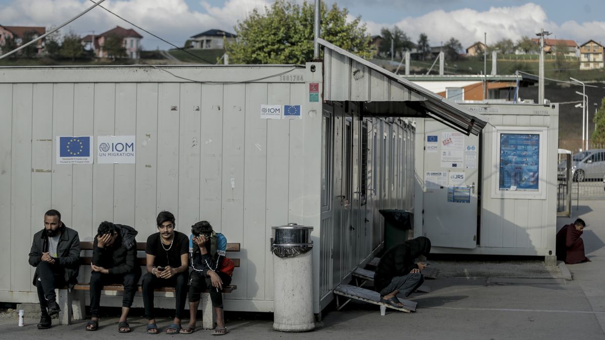 Imigranci oczekujący w obozie Miral w miejscowości Velika Kladuša (Bośnia i Hercegowina), niedaleko granicy z Chorwacją