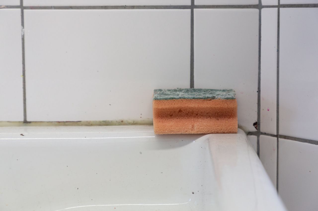 Homemade solution for shiny grout: Dissolving dirt between tiles