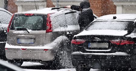Masz nieodśnieżone auto? Możesz za to słono zapłacić