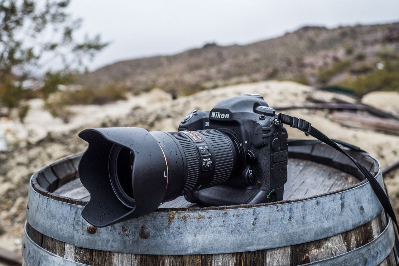 Nikon D5 to jeden z najlepszych aparatów na rynku - jest szybki, uszczelniony, pancerny i oferuje rewelacyjną jakość obrazu. Niestety za sam korpus przyjdzie nam zapłacić 26 000 zł.