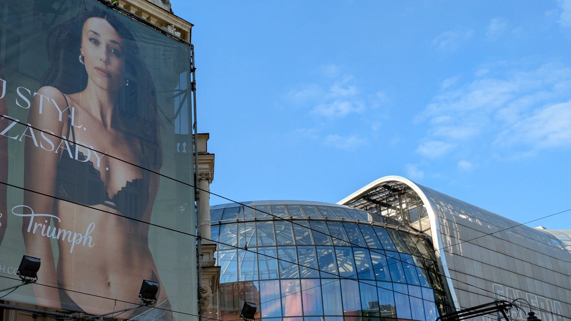 Nowa wielkoformatowa reklama na kamienicy przy Galerii Katowickiej