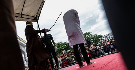 Będzie bolało. Singapur. Dostał straszną karę za dotykanie córki