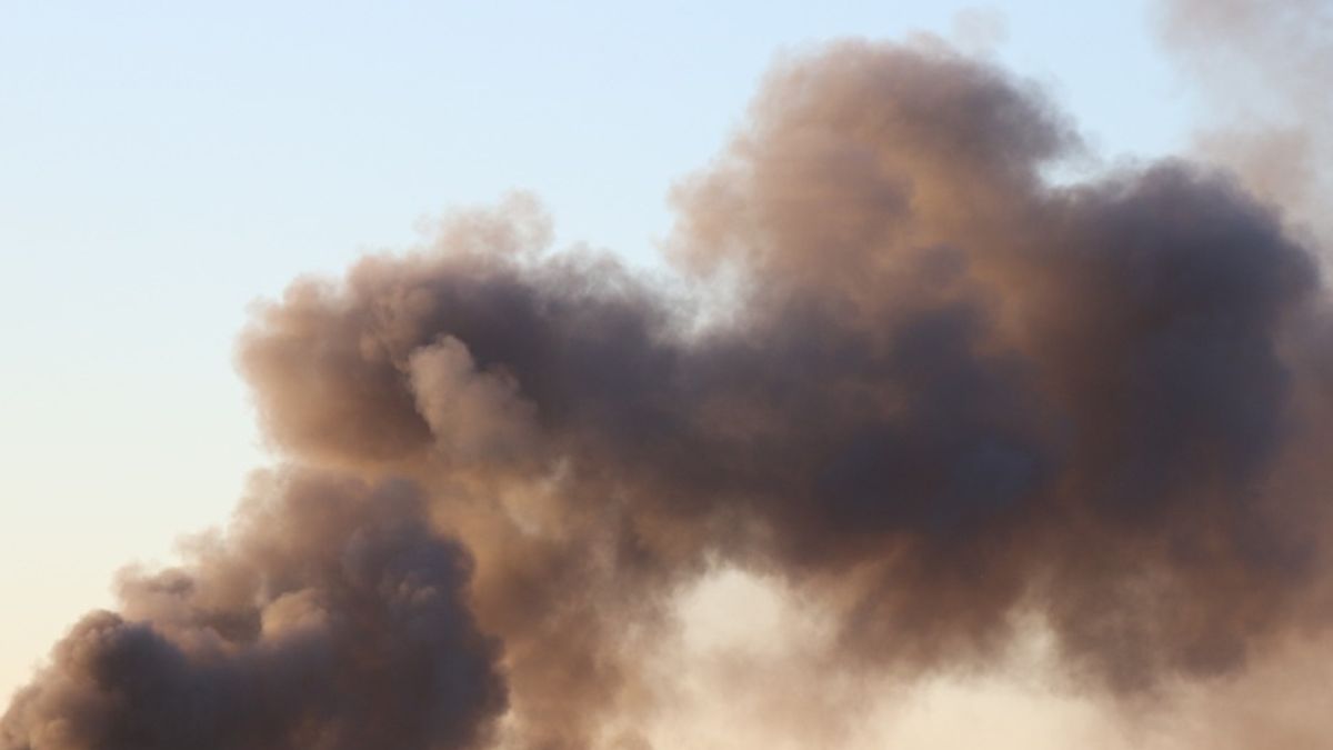 W jednym z boksów na terenie centrum handlowego w Wólce Kosowskiej doszło do zwarcia instalacji elektrycznej. Ewakuowano 300 osób