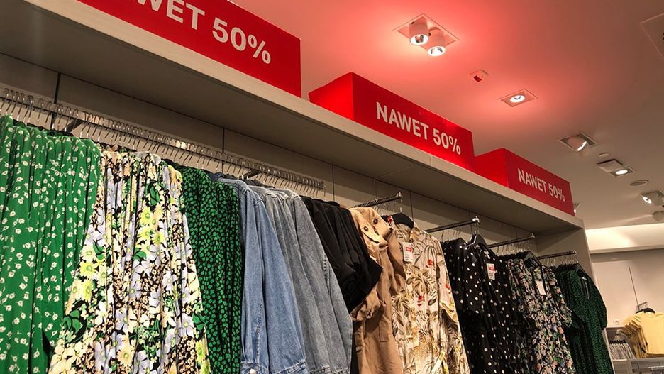 Przeceny w sklepach po ponownym otwarciu galerii są, ale trudno mówić o wyprzedażowym szaleństwie.