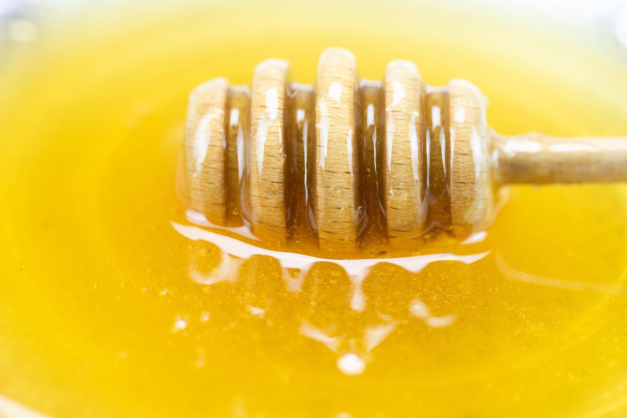 Tak sprawdzisz, czy miód nie został sfałszowany. Sposobów jest kilka