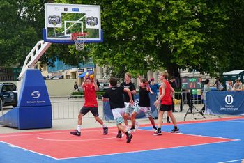 Poznań: Trwa Festiwal Koszykówki 3x3 "Basket na Wolności"