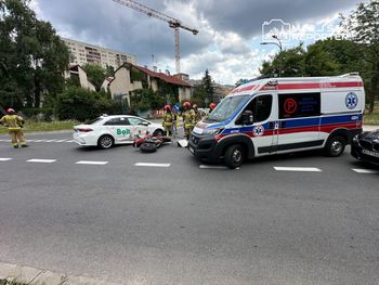 Warszawa: Przewozem osób zajechał drogę motocykliście. Wypadek na Bielanach