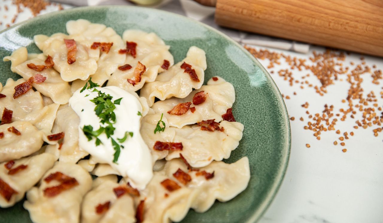 Dzyndzałki z hreczką podane ze skrzeczkami