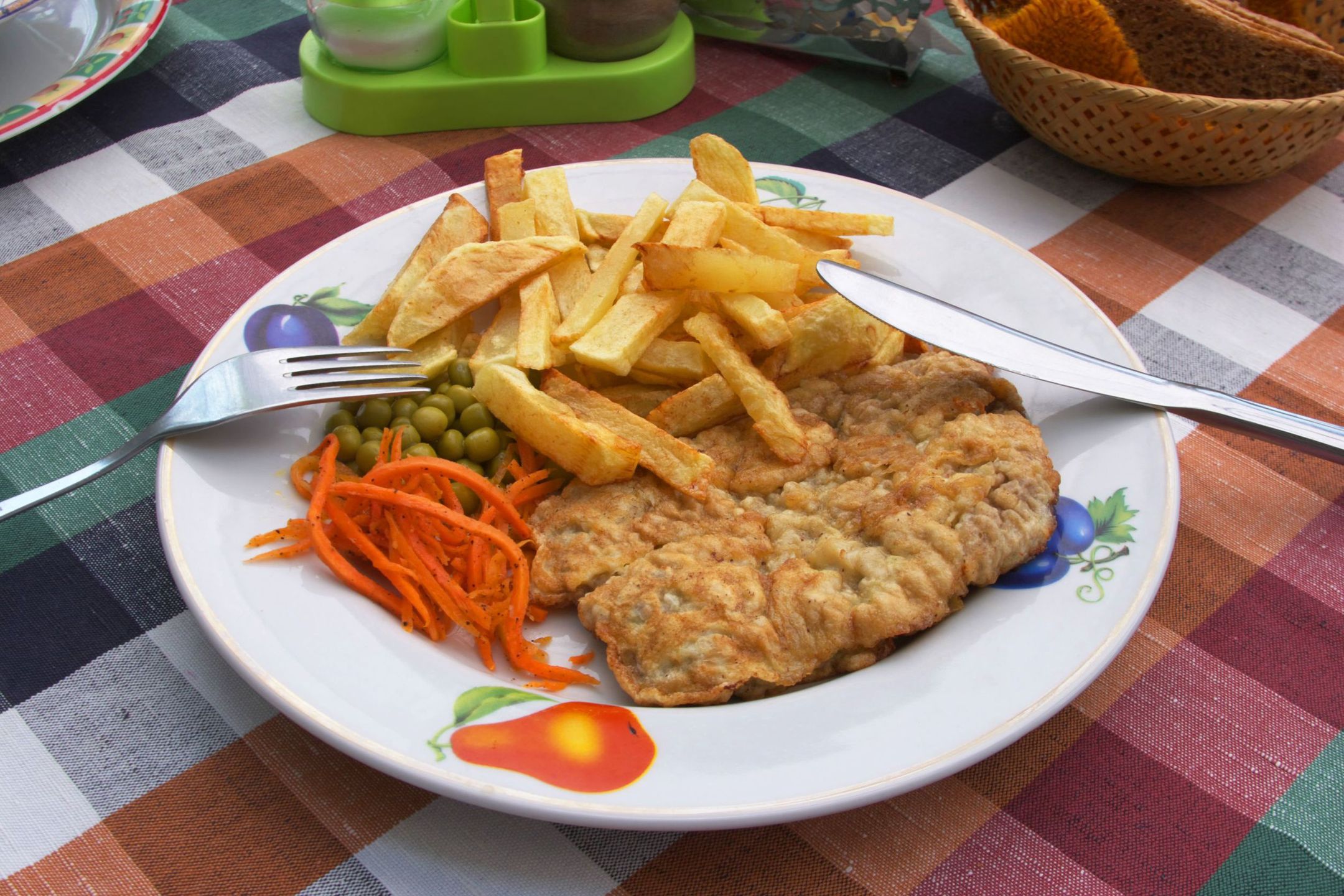 Frytki i schabowy na talerzu