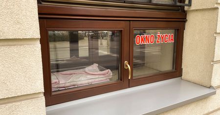 Dwulatek zostawiony w oknie życia. Prokuratura prowadzi postępowanie