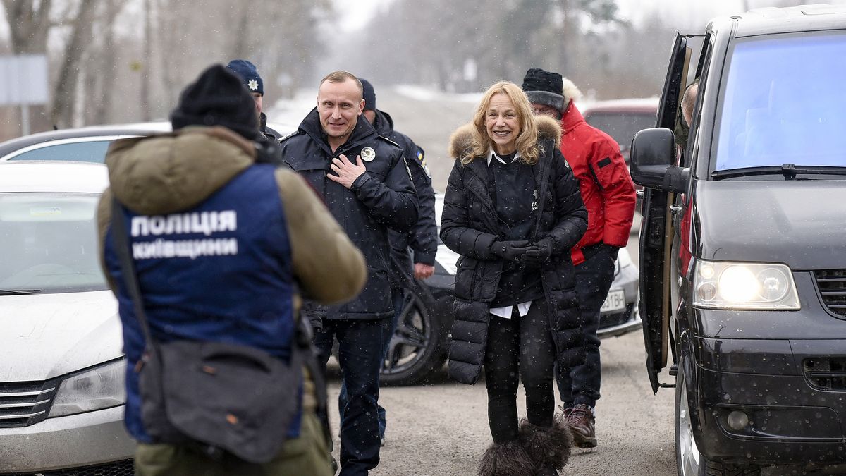 Amerykańska milionerka Mitzi Perdue żyje w bardzo skromny sposób. Swój majątek chętnie przeznacza za to na cele charytatywne. Na zdjęciu: Perdue w czasie jednej z wizyt w Ukrainie w 2022 r. W ramach pomocy kupiła wozy dla tamtejszej policji