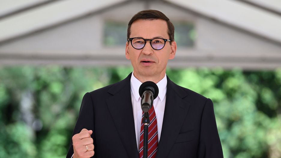 Solec nad Wisłą, 22.08.2023. Premier Mateusz Morawiecki podczas konferencji prasowej, w ramach spotkania z seniorami w Solcu nad Wisłą, 22 bm. Premier podpisał rozporządzenia w sprawie wysokości i terminu wypłat czternastych emerytur. Wcześniej rząd zapowiadał, że w tym roku kwota "czternastki" wyniesie 2650 zł brutto, a wypłatę świadczeń przewidziano na wrzesień. (mr) PAP/Piotr Polak