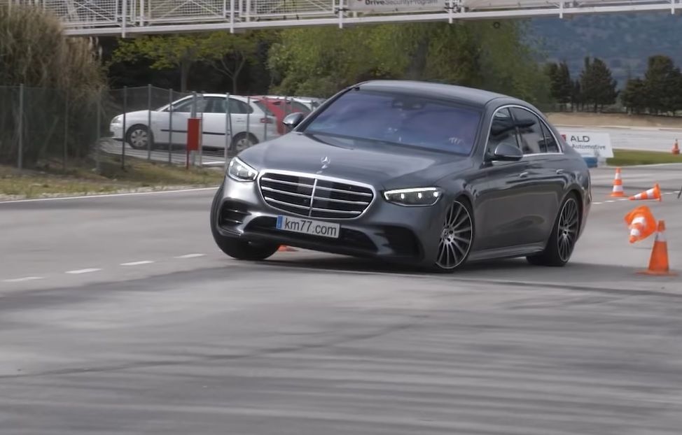 Mercedes Klasy S w teście łosia. Poszedł w pachołki jak dzik w sosnę