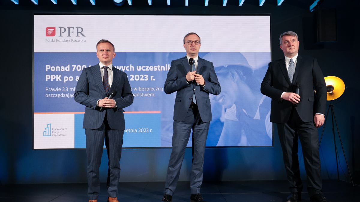 Pawe� Borys, Bartosz Marczuk, Robert ZapotocznyWarszawa, 27.04.2023. Prezes Polskiego Funduszu Rozwoju Pawe� Borys (C), wiceprezes PFR Bartosz Marczuk (L) oraz prezes PFR Portal PPK Robert Zapotoczny (P) podczas konferencji prasowej nt. Pracowniczych Plan�w Kapita�owych, 27 bm. w Centralnym Domu Technologii w Warszawie. (amb) PAP/Szymon PulcynSzymon PulcynCDT, emerytury, finanse, konferencja prasowa, oszcz�dzanie, PPK, pracownicze plany kapita�owe