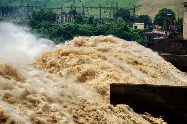 70 proc. dorzecza Damodar ma swoje ujście tuż przed miastem Durgapur. Podczas dużych opadów woda z rozległego obszaru spływa do miasta w krótkim czasie, powodując rozległe i dotkliwe powodzie
