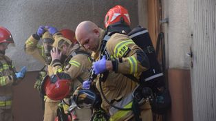 Piła: Strażacy z całej Wielkopolski ćwiczą na terenie byłej Komendy Powiatowej Policji przy ul. Bydgoskiej. Szkolą się też kontrterroryści