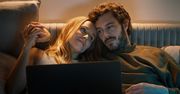 Hitowa komedia romantyczna dostała drugi sezon. Netflix kocha takie historyjki