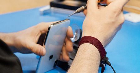 Nie słuchaj bzdur, że iPhone'a 12 naprawisz tylko w serwisie Apple'a