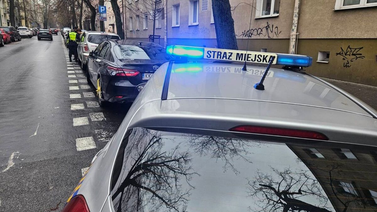 Kierowcy dwóch aut zaparkowali na miejscu postoju taksówek na ul. Chopina