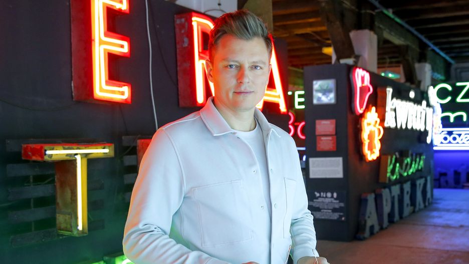 Rafał Brzozowski na planie teledysku do eurowizyjnej piosenki