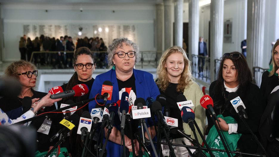 Warszawa, 07.03.2024. Jedna z liderek Ogólnopolskiego Strajku Kobiet Marta Lempart (C) na konferencji prasowej w Sejmie w Warszawie, 7 bm. (ad) PAP/Leszek Szymański