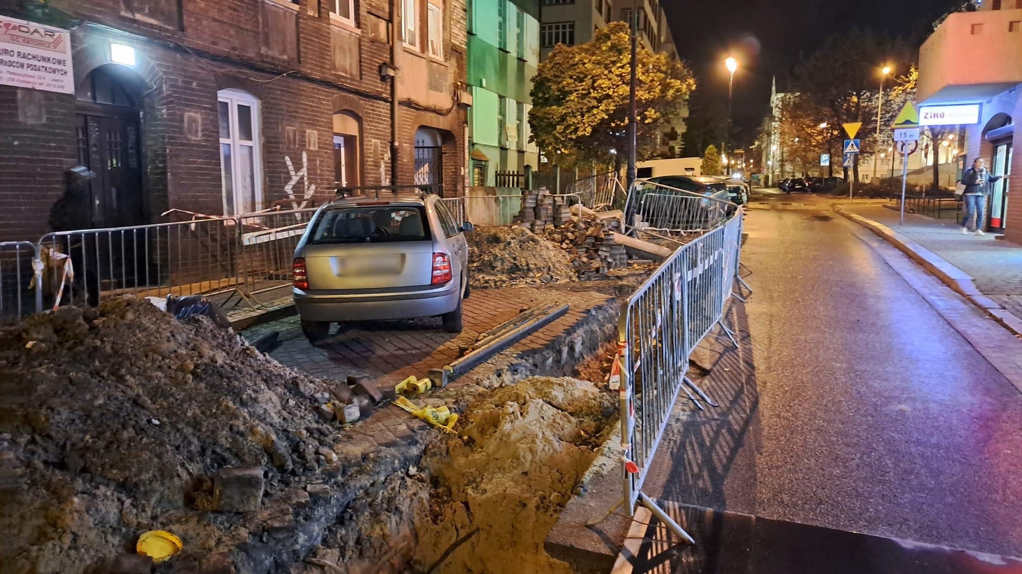 Kolejne auto zostało "uwięzione"