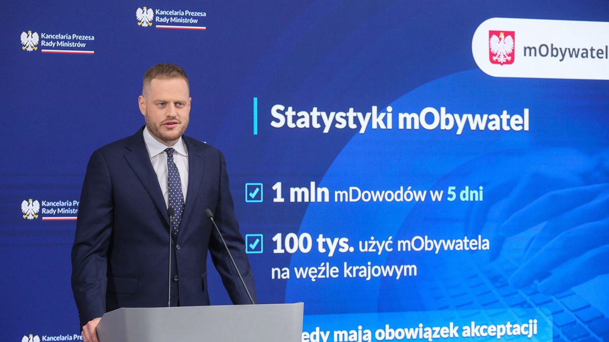 Warszawa, 20.07.2023. Minister cyfryzacji Janusz Cieszyński podczas konferencji prasowej w Kancelarii Prezesa Rady Ministrów w Warszawie, 20 bm. Spotkanie dotyczyło aplikacji mObywatel. (sko) PAP/Paweł Supernak
