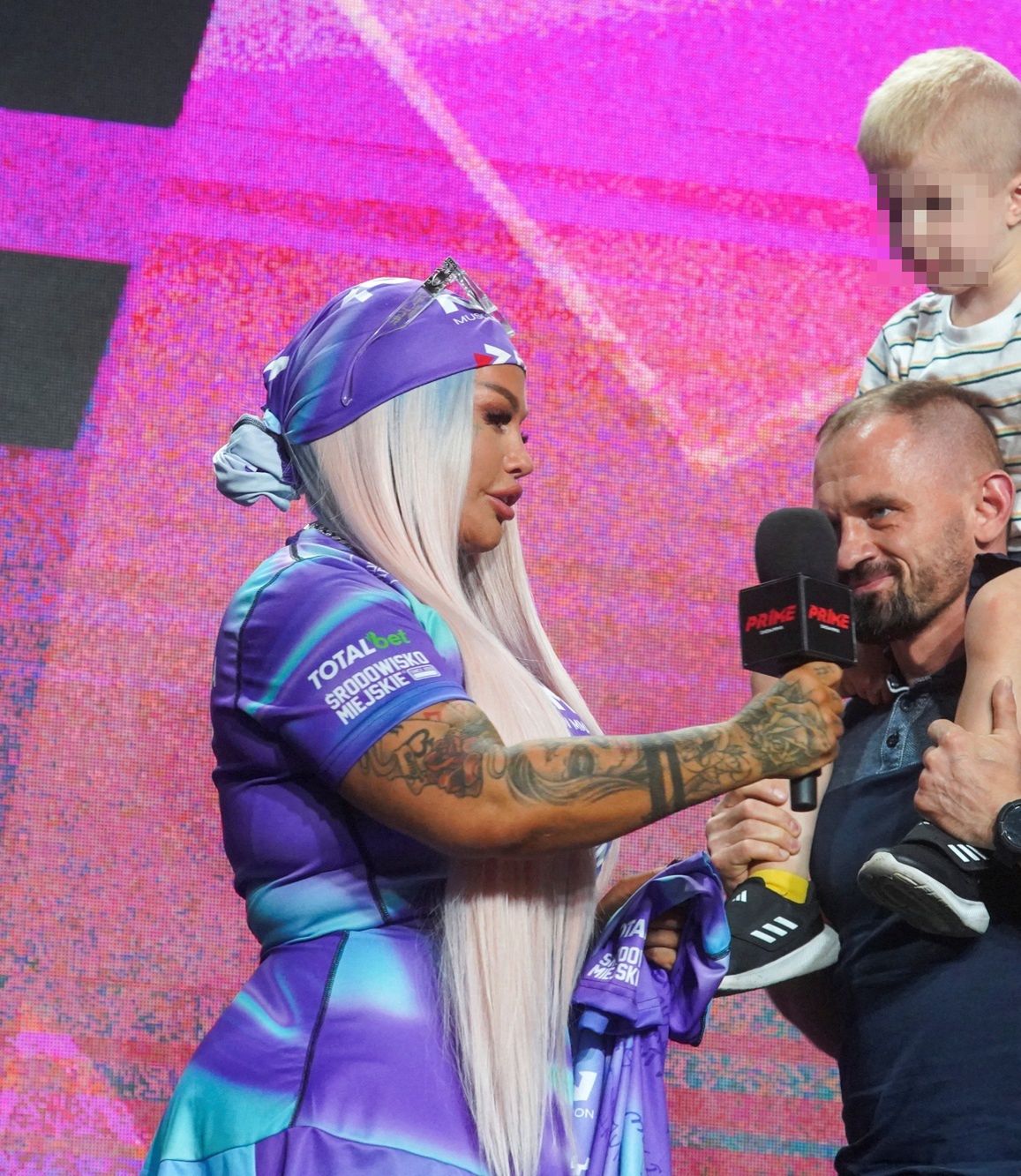 Laluna pojawiła się na konferencji Prime. Na Instagramie wygląda nieco inaczej...
