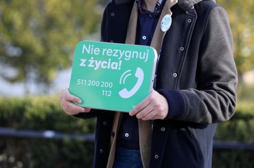 Nie rezygnuj z ?ycia - tabliczki na mostach w Warszawie
Fot. Dawid Wolski/East News, Warszawa, 02.10.2024. Konferencja prasowa poswiecona tabliczkom suicydalnym o tresci "Nie rezygnuj z zycia", ktore zawisly na warszawskich mostach. Tabliczki z numerami telefonow pomocowych sa skierowane one do osob w kryzysie psychicznym.
N/z: pomyslodawca projektu Karol Bakowski
Dawid Wolski