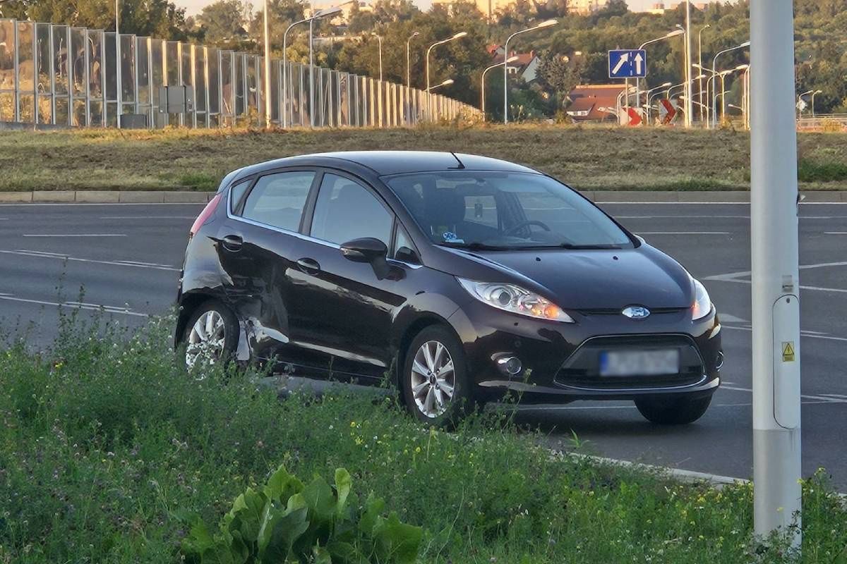 Zderzenie forda z volkswagenem na rondzie 100-lecia KUL z pniakiem
