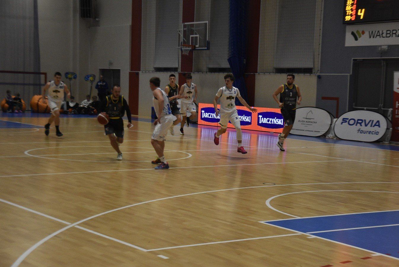Koszykarze III-ligowego Górnika KALTECH Wałbrzych pokonali we własnej hali, 81:46 drużynę Chrobrego XXI Kłodzko