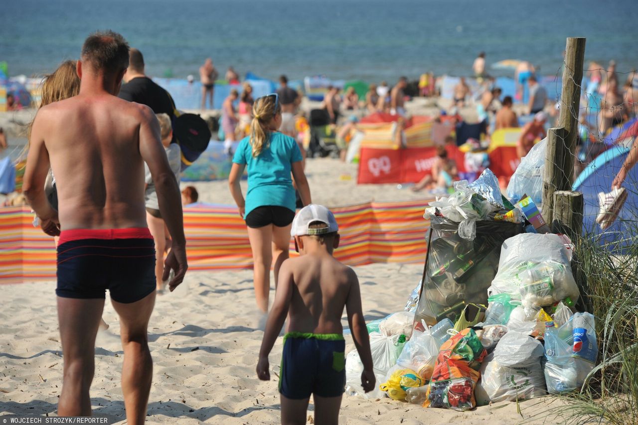 Kosze przy plaży zapełniają się w kilka godzin; zdjęcie poglądowe