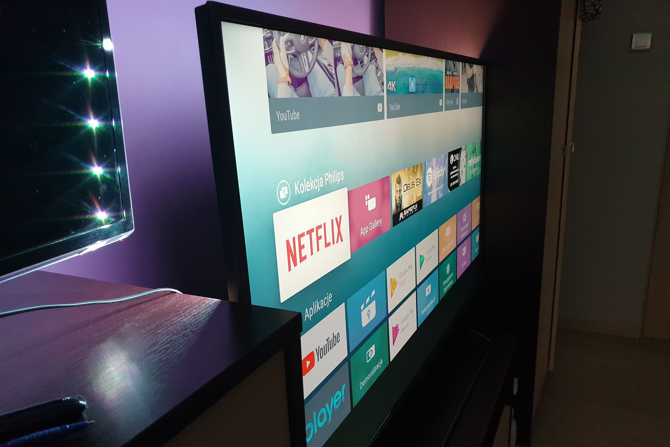 Philips 55PUS7303 – test dużego telewizora z efektownym Ambilight i Android TV 9
